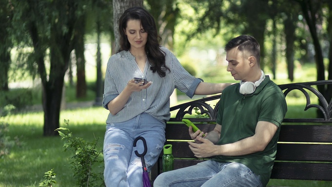 Мужчина и женщина. Смартфон / Фото: пресс-служба МегаФона