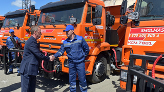 Вячеслав Франк передает спецтехнику "Автодорстрою"/ Фото: barnaul.org