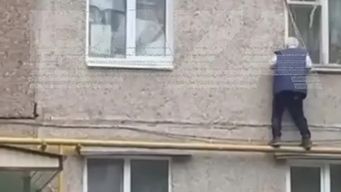 Уфимский пенсионер превратил квартиру в свалку / Фото: кадр из видео Baza