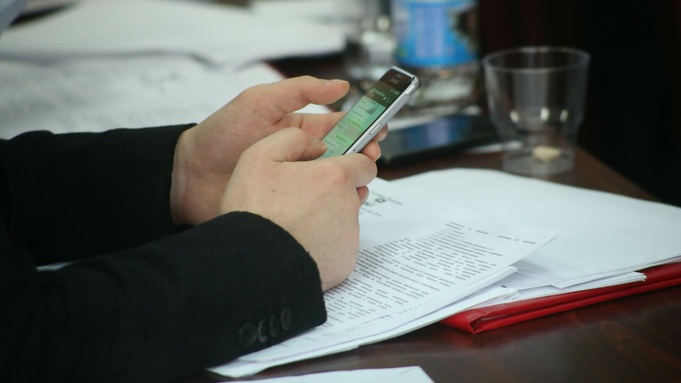 Мобильный телефон в руках пользователя / Фото: amic.ru