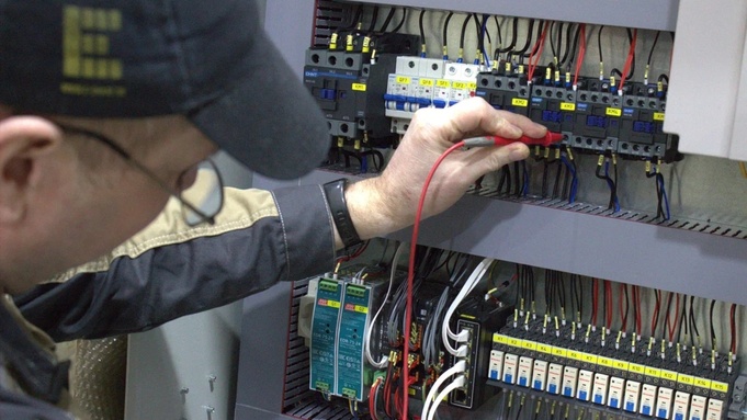 Электрощит и мастер / Фото агентства HICLICK
