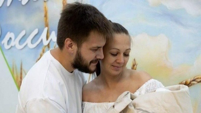 Никита и Таисия Родионовы с сыном Добрыней / Фото: Управление юстиции Алтайского края