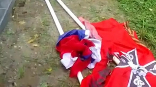  Поврежденные флаги на кладбище в селе Зудилово / Фото: t.me/incident22 