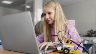 Девочка. Ноутбук / Фото: ru.freepik.com