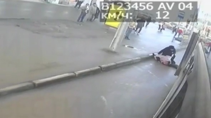 Женщина не смогла зайти в автобус / Фото: Вести Новосибирск, кадр с видеозаписи