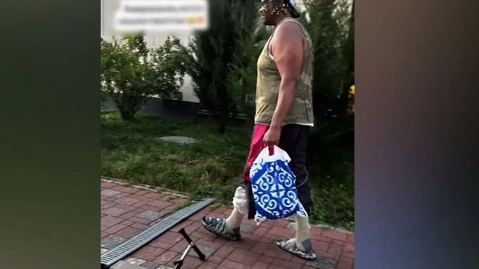 Пастор Фанк с подарками в Алмате / Источник: Baza