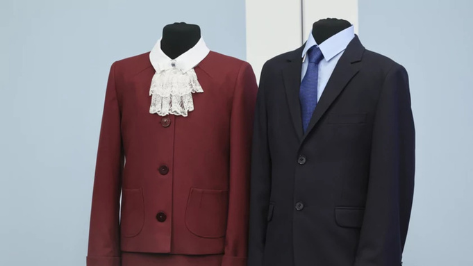 Пример школьной формы по ГОСТу / Фото: Сергей Савостьянов / ТАСС