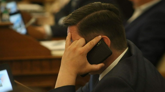 Разговор по телефону / Фото: amic.ru