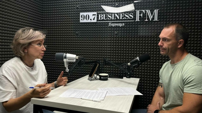 Директор медиагруппы FM-Продакшн Илья Шаповалов в эфире студии Business FM Барнаул / Фото: amic.ru