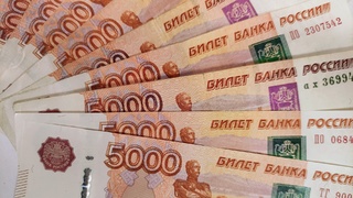 Пятитысячные купюры / Фото: amic.ru