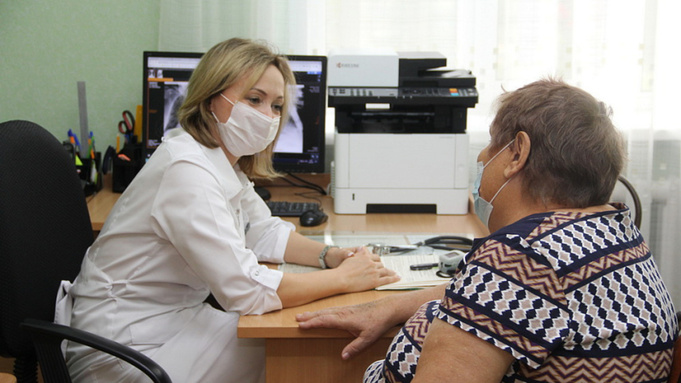 Пожилой пациент на приеме / Фото: Минздрав Алтайского края