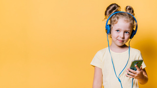 Девочка. Смартфон / Фото: ru.freepik.com