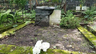 Могила Рождественского до и после действий неизвестных 