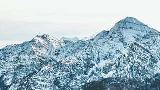 Заснеженные горы / Фото: unsplash.com / 
Tavis Beck