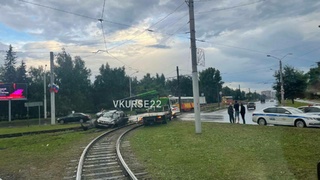 Эвакуация автомобиля после аварии / Фото: "В курсе 22"