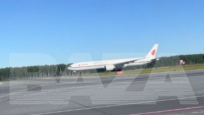 Самолет Air China экстренно приземлился в Нижневартовске / Фото: кадр из видео / Baza