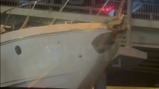 Яхта застряла под мостом в Подмосковье / Фото: кадр из видео / Telegram-канал Shot
