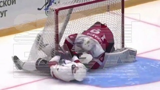 Губернатор Иркутской области на хоккее / Фото: кадр из видео / Sport Baza