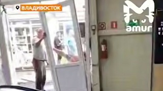 Крупнейший рынок во Владивостоке громят / Фото: кадр из видео / Amur Mash