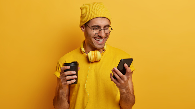 Парень. Смартфон / Фото: wayhomestudio / ru.freepik.com