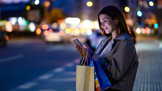 Девушка. смартфон / Фото: Shutterstock/ автор Zamrznuti tonovi
