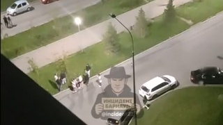 Момент разборок / Фото: кадр из видеозаписи "Инцидент Барнаул"