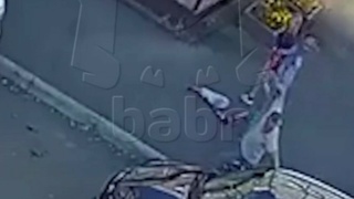 Пьяные пассажиры жестоко избили девушку-таксиста / Фото: кадр из видео / Babr Mash