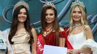 Дарья Карпова (посередине) с Ксенией Амелиной (слева) и Региной Русских (справа) / Фото: amic.ru