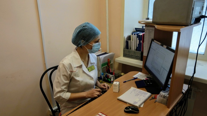 Медик в поликлинике за работой / Фото: amic.ru