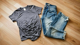 Одежда на полу / Изображение сгенерировано ИИ Kandinsky / amic.ru