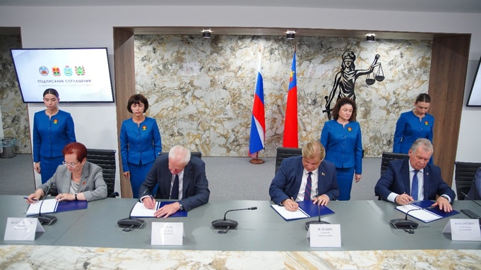 Подписание соглашения / Фото: парламент Кузбасса