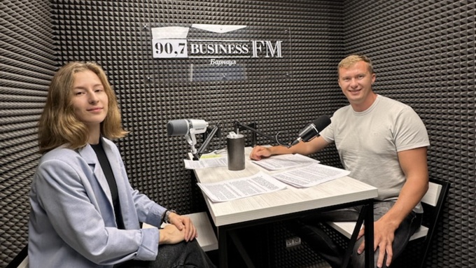 Даниил Абакумов в студии Business FM* Барнаул / Фото: Ирина Прокофьева