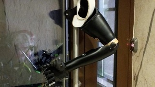 Мужчина устроил погром и оставил руку в подъезде / Источник фото: Mash Siberia