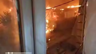 Женщина с двумя детьми живет с выбитыми окнами / Кадр из видео: Kub Mash