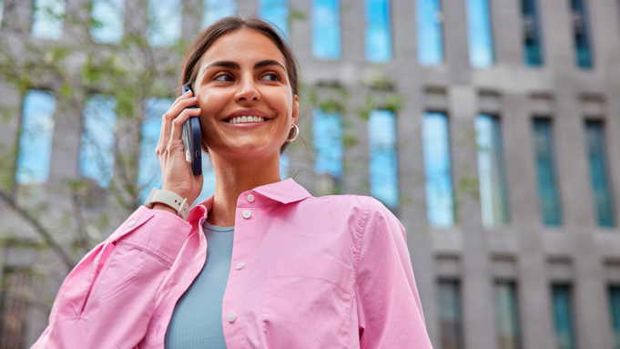 Девушка звонит по телефону  / Shutterstock / автор: Cast Of Thousands
