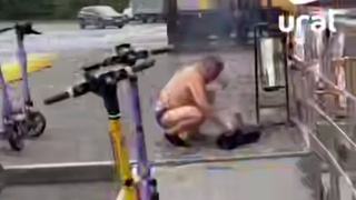 Мужчина поджег свою одежду / Кадр из видео: Ural Mash