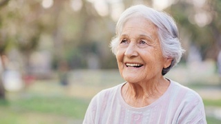 Пенсионер / Фото сгенерировано нейросетью "Кандинский"