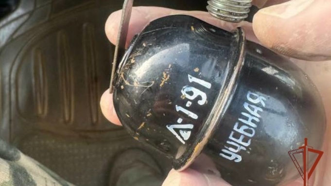 Гранату обнаружили около автобусной остановки / Источник фото: Росгвардия Алтайский край