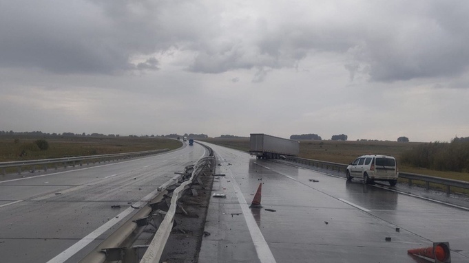 Под Новосибирском большегруз сбил трех дорожных рабочих / Фото: mvd_54