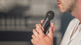 Мужчина поет в микрофон / Фото: ru.freepik.com