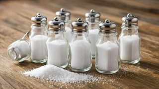 Соль в солонках / Изображение сгенерировано ИИ Kandinsky / amic.ru