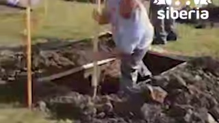 Конкурс по скоростному копанию могил в Венгрии / Кадр из видео: Mash Siberia