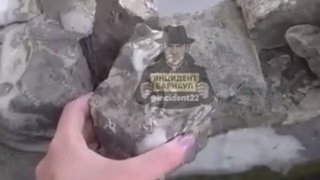 Разрушенный фасад библиотеки / Кадр из видео: "Инцидент Барнаул"