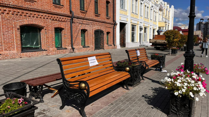 Лавочки на Мало-Тобольской заменят / Фото: мэрия Барнаула