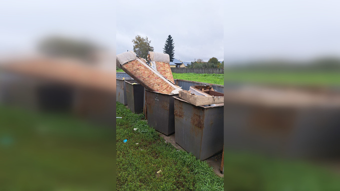 Целый диван в мусорном баке / Фото: "Спецобслуживание плюс"