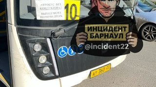 Тот самый автобус / Фото: Telegram-канал "Инцидент Барнаул"