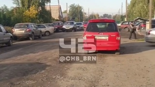 Очередь на заправку газа в селе Ключи / Кадр из видео: "Черное и Белое Барнаул"