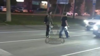 Мальчики идут мыть авто / Кадр из видео: "Инцидент Барнаул"