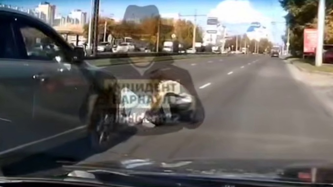 Сбитый самокатчик / Кадр из видео: 