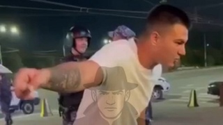 Пьяный мужчина угрожал посетителям бара / Кадр из видео: "Инцидент Барнаул"